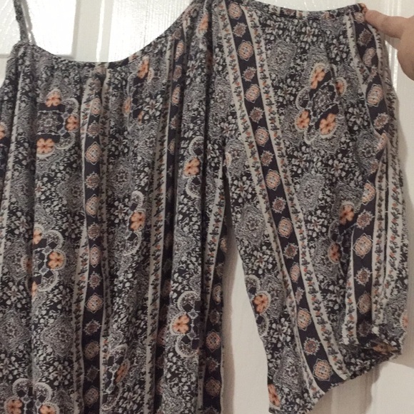 NWT American Eagle Patterned Off the shoulder top - Picture 2 of 3